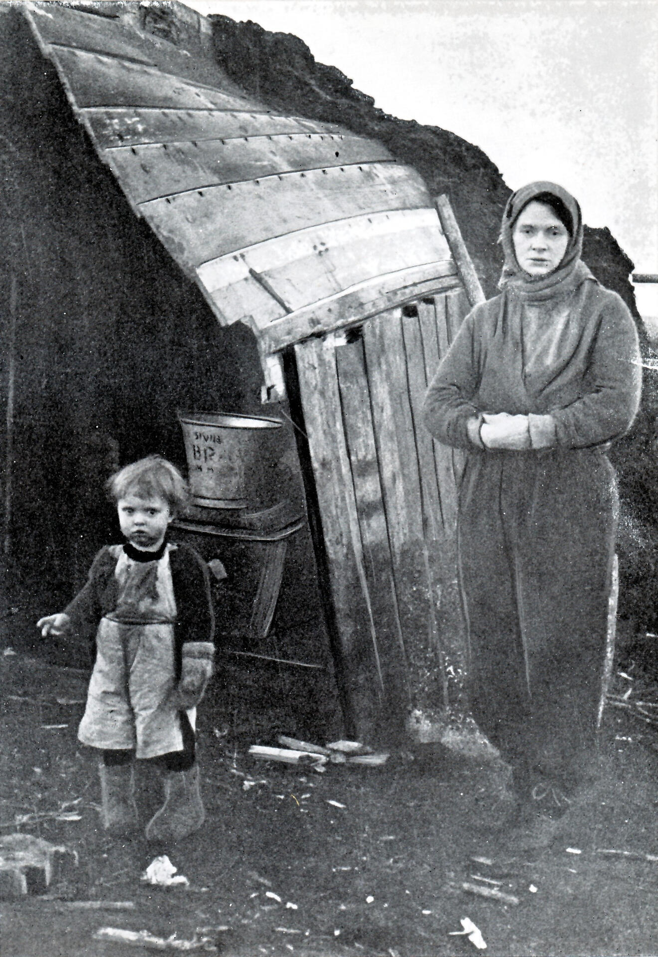 Faksimile Hamar Arbeiderblad 25. juni 1945 «Som kjent skal Hamar by som den første i landet, adoptere et sted i vår nordligste landsdel. Denne vakre plan – hvis hensikt er å rekke våre brødre der oppe en hjelpende hånd, har allerede vakt berettiget oppsikt. På vår henvendelse uttaler initiativtake