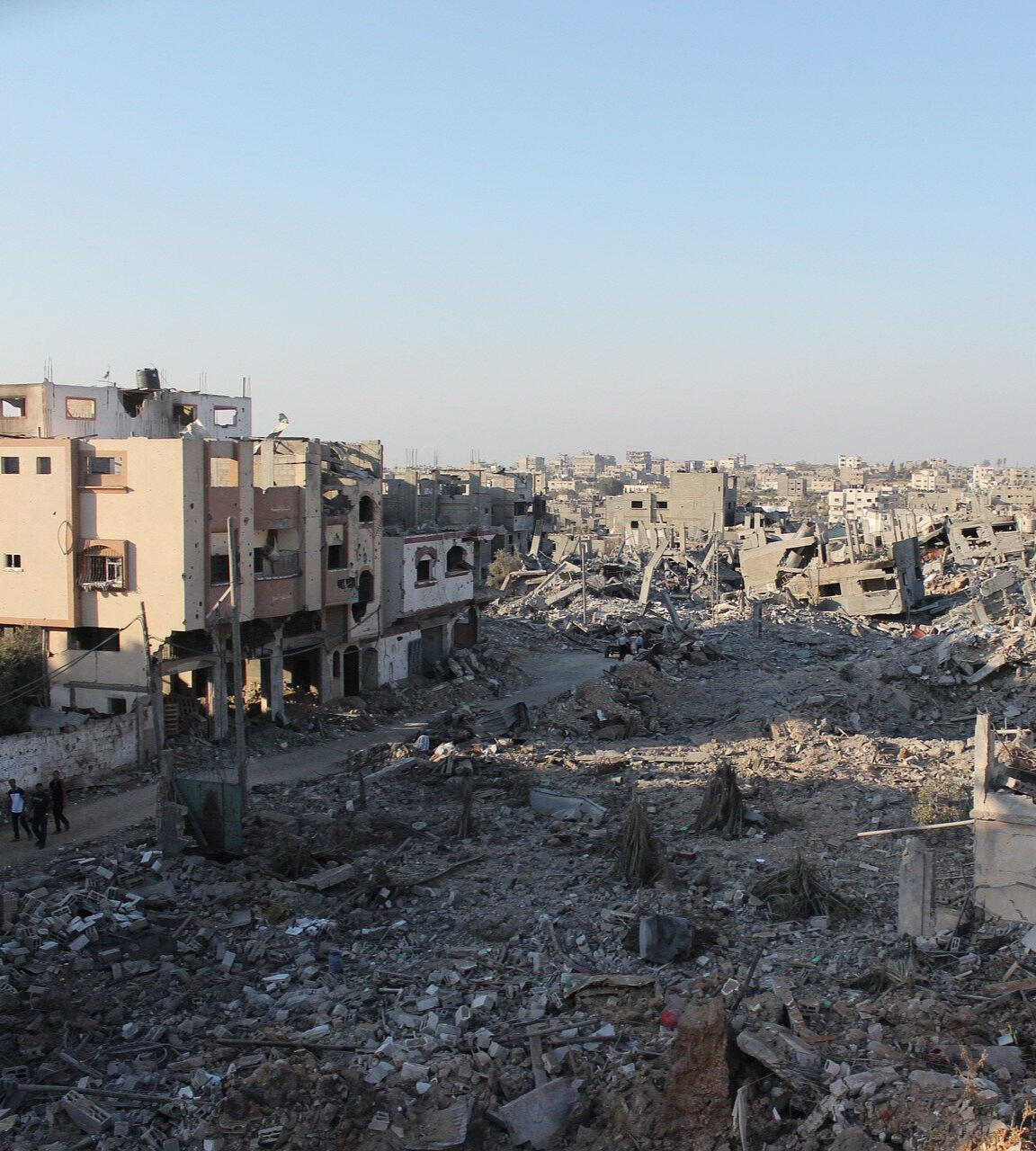 Faksimile Hamar Arbeiderblad 25. juni 1945 «Som kjent skal Hamar by som den første i landet, adoptere et sted i vår nordligste landsdel. Denne vakre plan – hvis hensikt er å rekke våre brødre der oppe en hjelpende hånd, har allerede vakt berettiget oppsikt. På vår henvendelse uttaler initiativtake